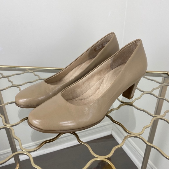 AEROSOLES Taupe Pumps Soft Cushioned Insole Rubber Sole Size 7,  2.25" Heel NWOT - Picture 1 of 9